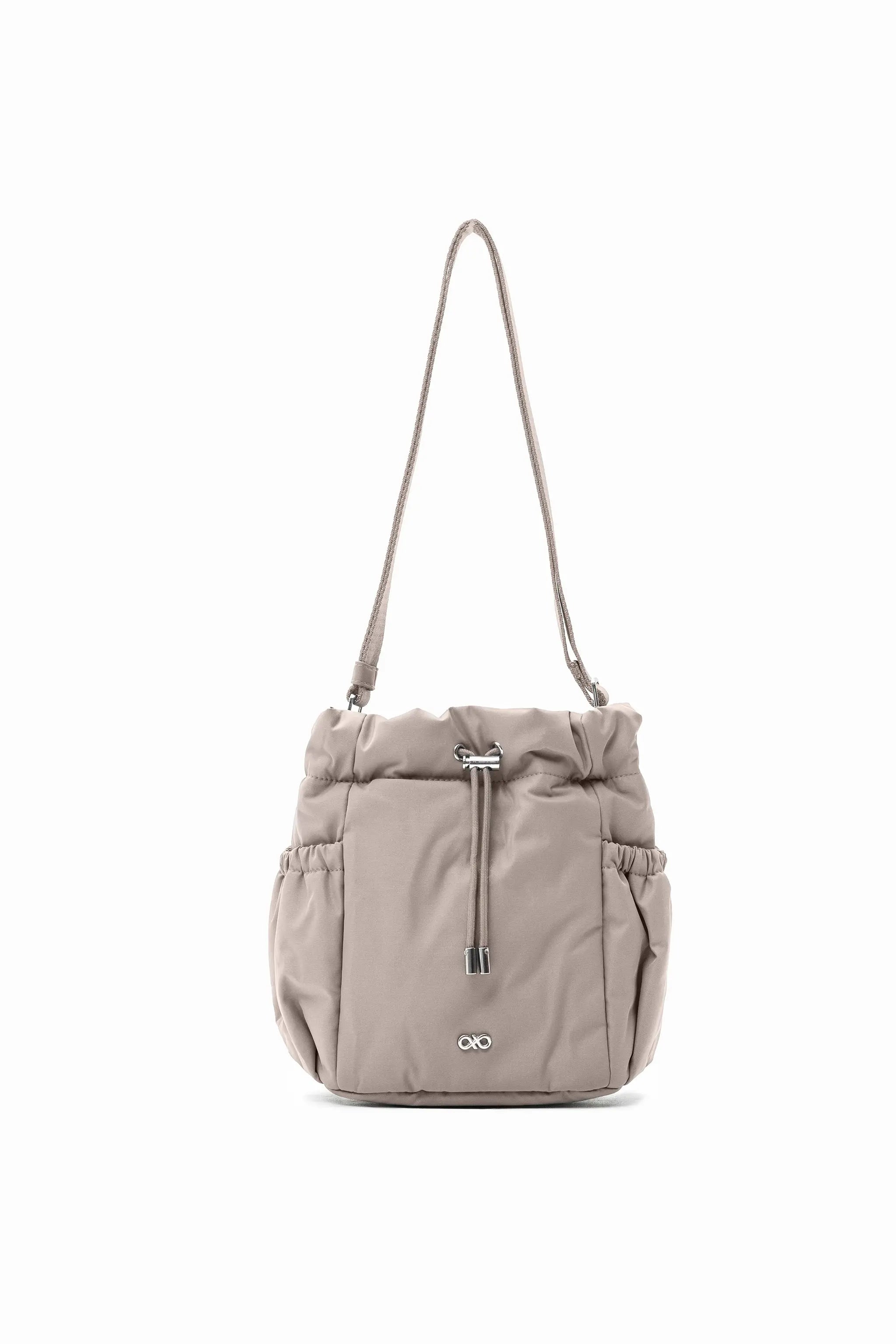 COSY LUXE BUCKET BAG IN TAUPE 