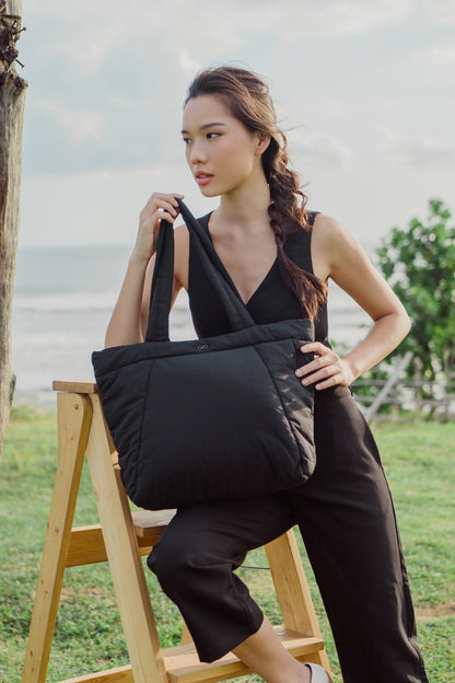 COSY PUFFY TOTE BAG IN JET BLACK