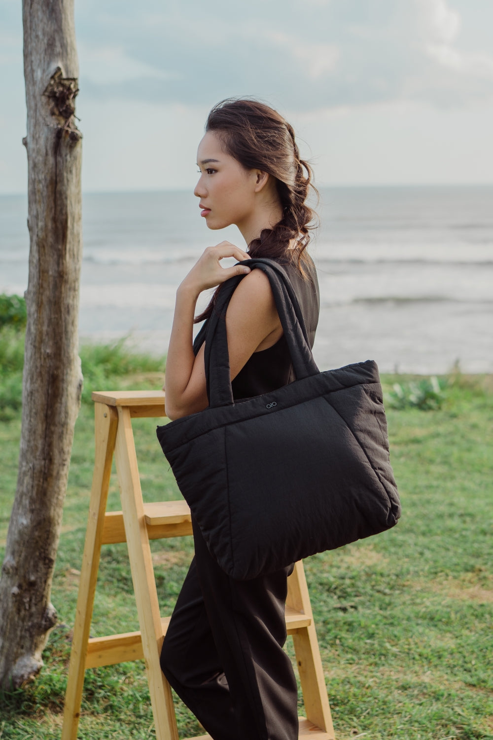 [BACKORDER] COSY PUFFY TOTE BAG IN JET BLACK - END OCT 2023 ARRIVAL