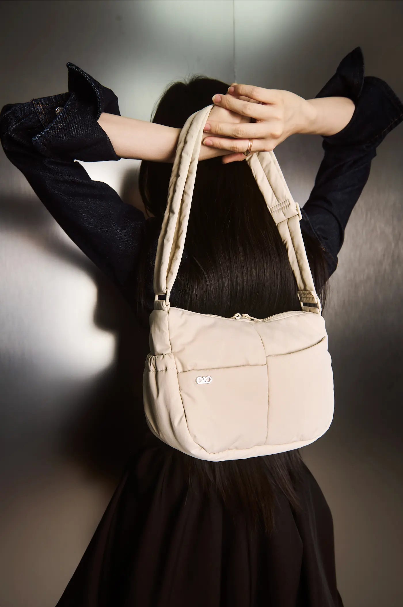 MINI SIGNATURE POCKET CROSSBODY BAG IN POSH OAT 