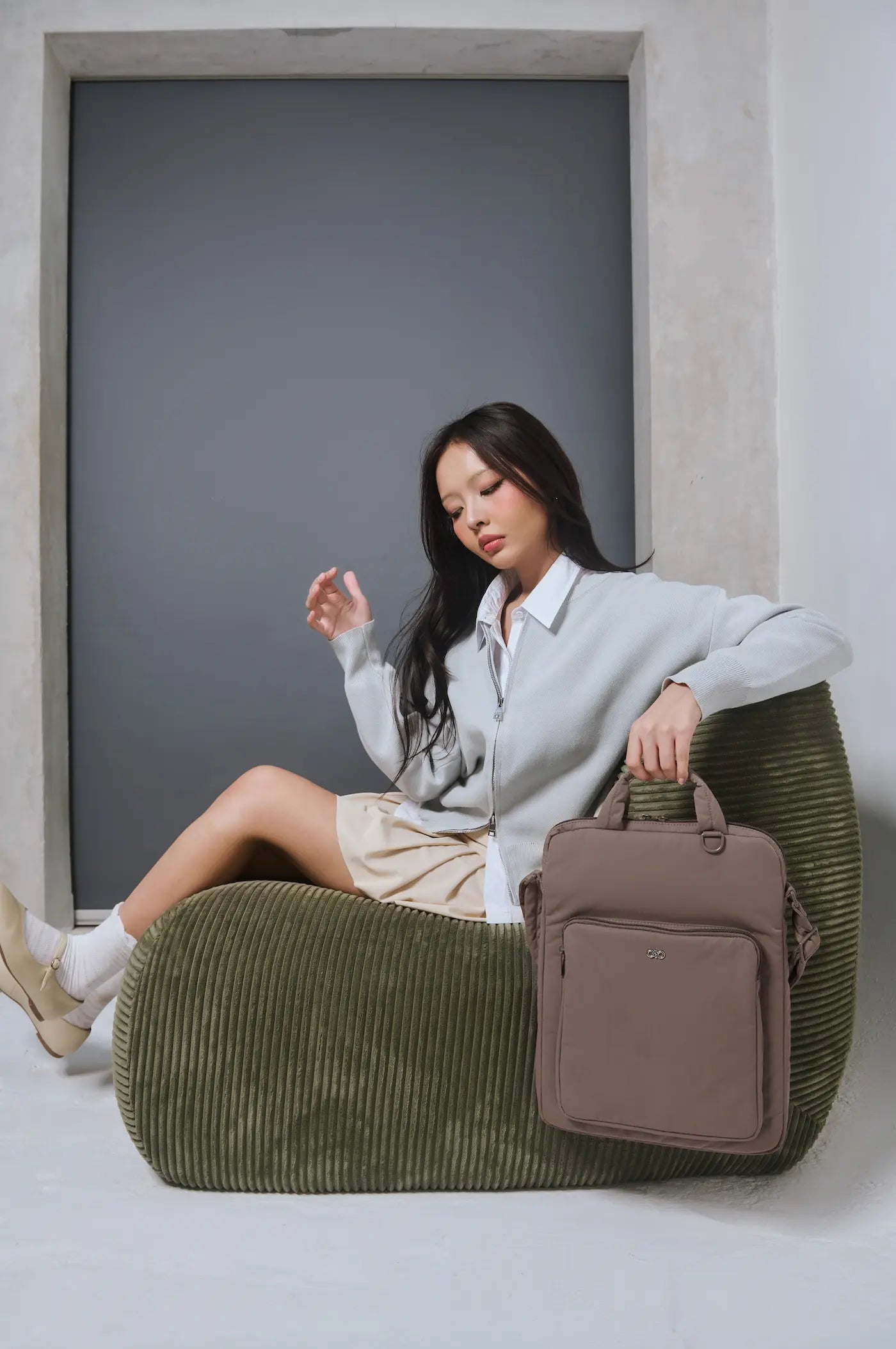 POSH LAPTOP BAG IN TAUPE 