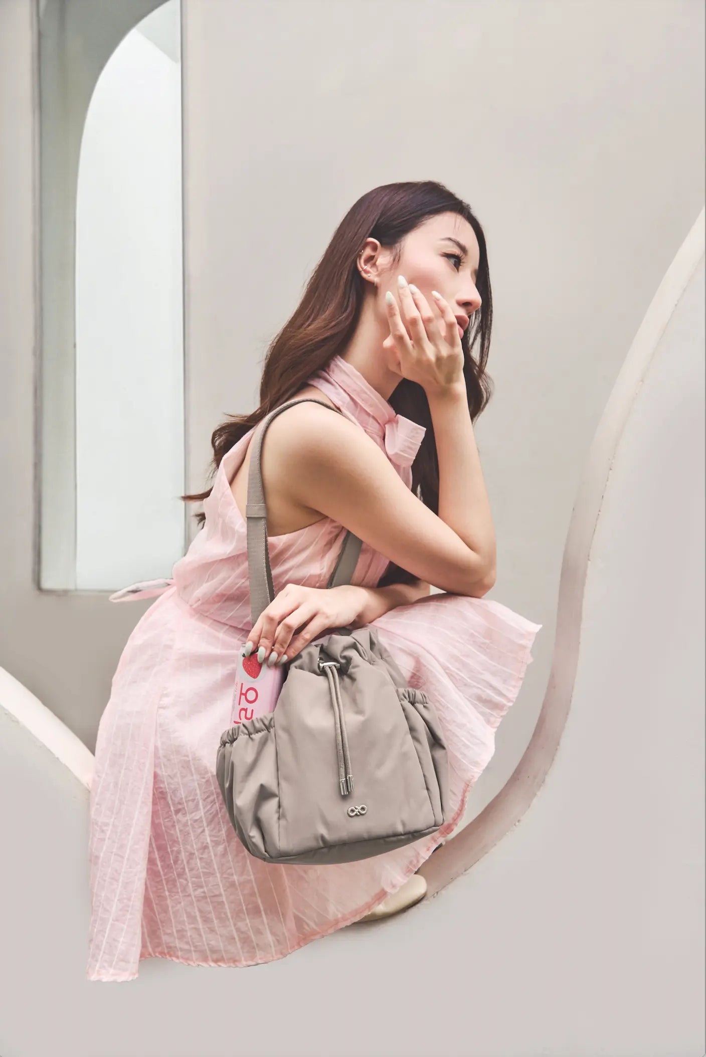COSY LUXE BUCKET BAG IN TAUPE 