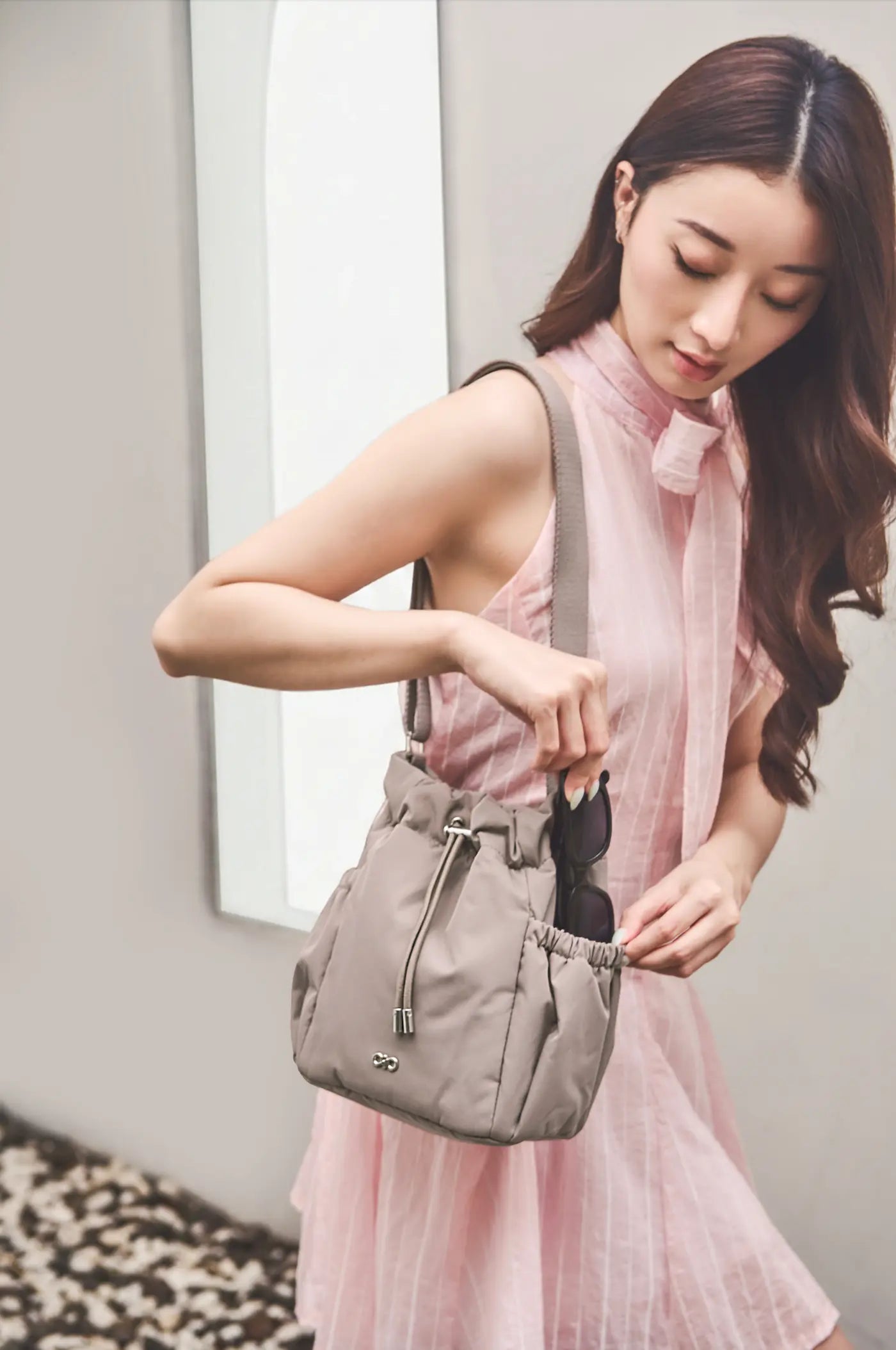 COSY LUXE BUCKET BAG IN TAUPE 