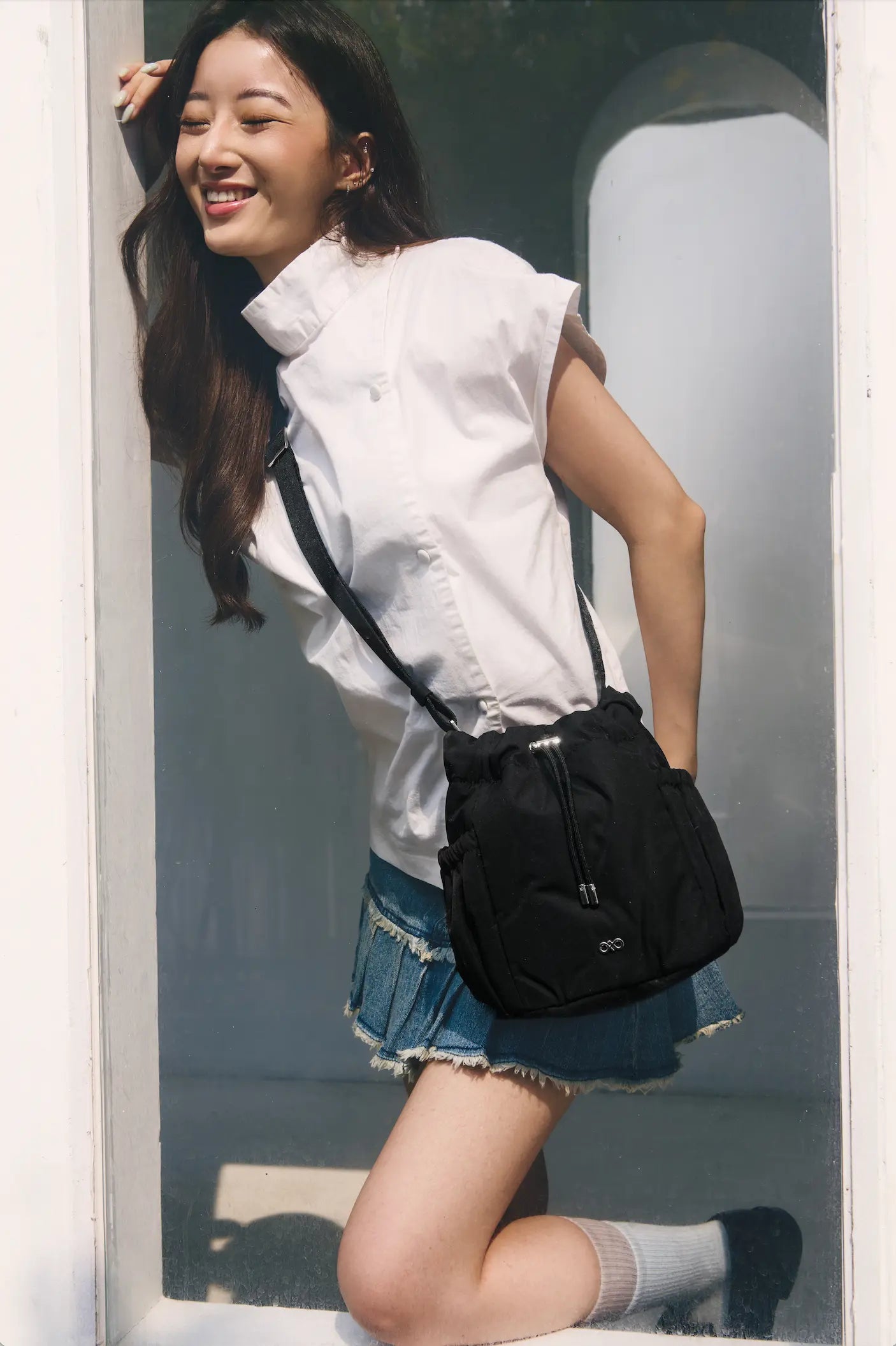 COSY LUXE BUCKET BAG IN JET BLACK 