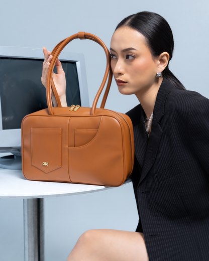 SIGNATURE POCKET M REI TOTE BAG IN CAMEL