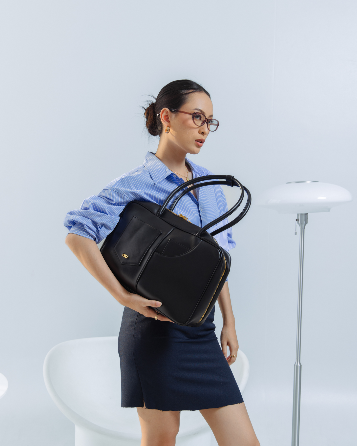 SIGNATURE POCKET L REI TOTE BAG IN BLACK