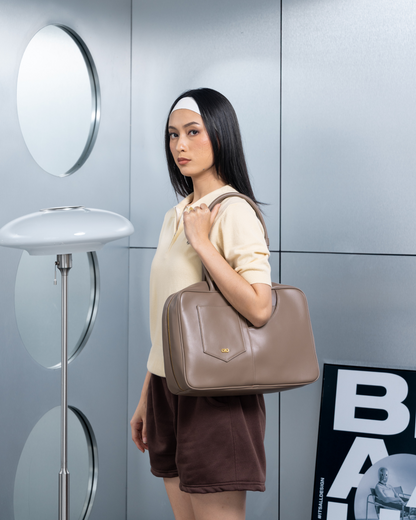 SIGNATURE POCKET L REI TOTE BAG IN TAUPE