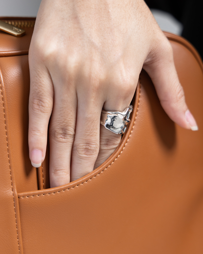 SIGNATURE POCKET M REI TOTE BAG IN CAMEL