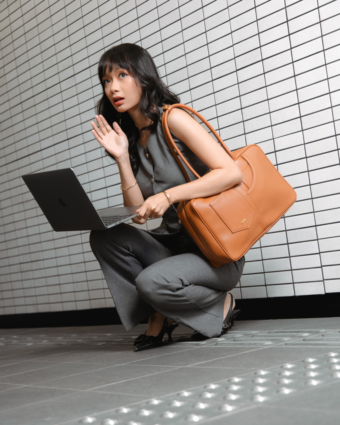 SIGNATURE POCKET L REI TOTE BAG IN CAMEL