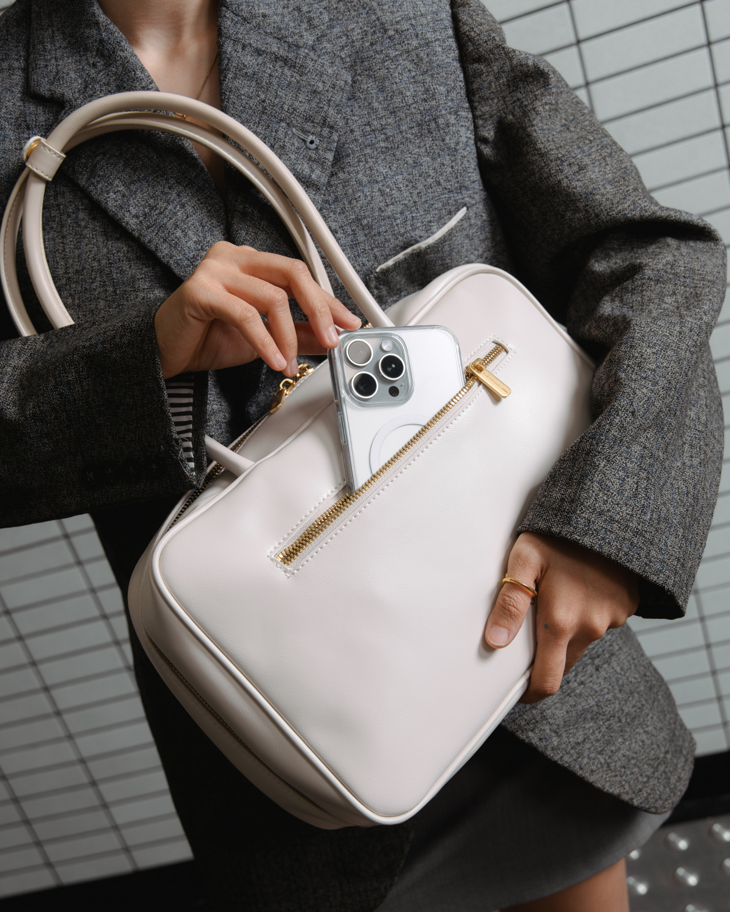 SIGNATURE POCKET M REI TOTE BAG IN CHALK