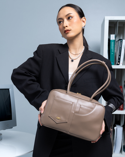 SIGNATURE POCKET M REI TOTE BAG IN TAUPE