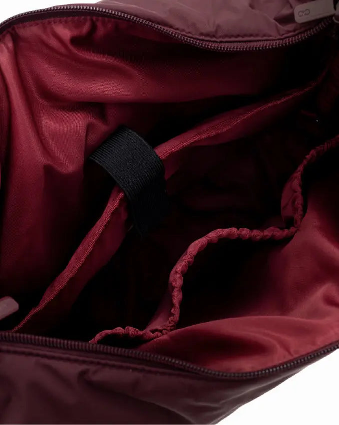 XL SIGNATURE POCKET CROSSBODY BAG IN WINE 