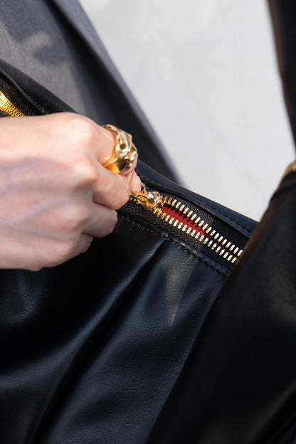 SIGNATURE POCKET SLOUCHY HOBO IN BLACK