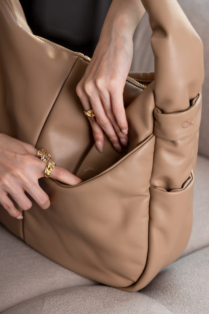 SIGNATURE POCKET SLOUCHY HOBO IN LATTE