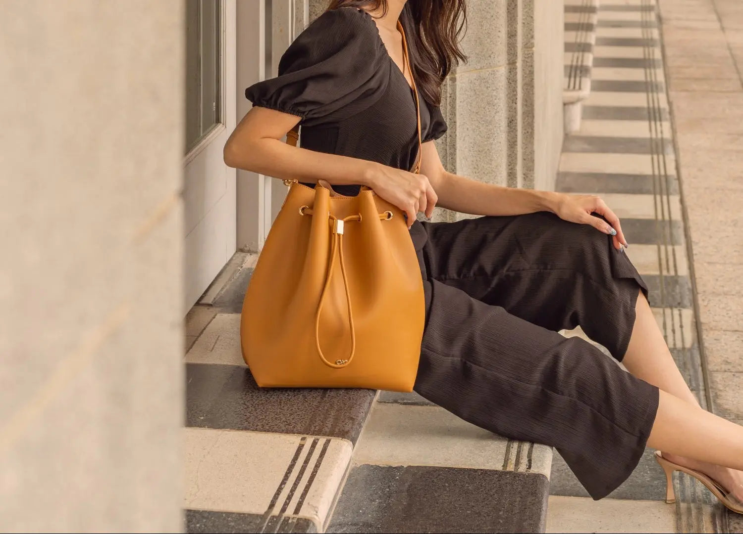 REINA MAGIC BUCKET BAG IN CAMEL