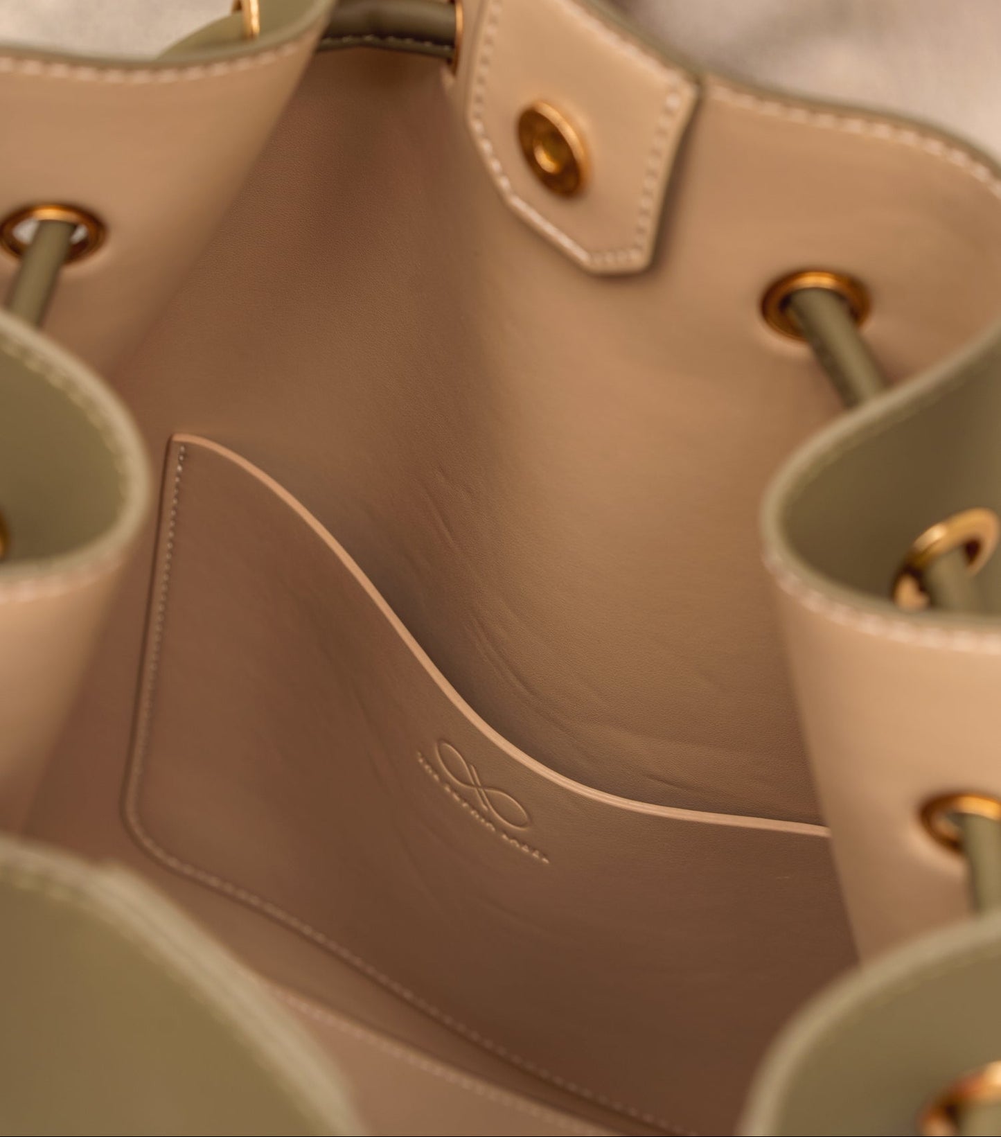 REINA MAGIC BUCKET BAG IN OLIVE