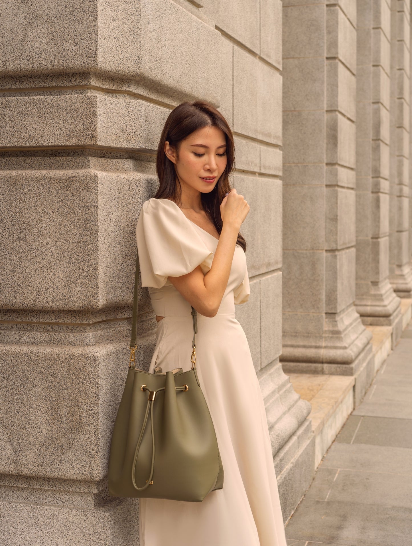 REINA MAGIC BUCKET BAG IN OLIVE